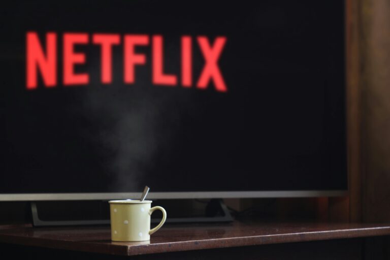 Netflix és angoltanulás: A legjobb sorozatok szintenként